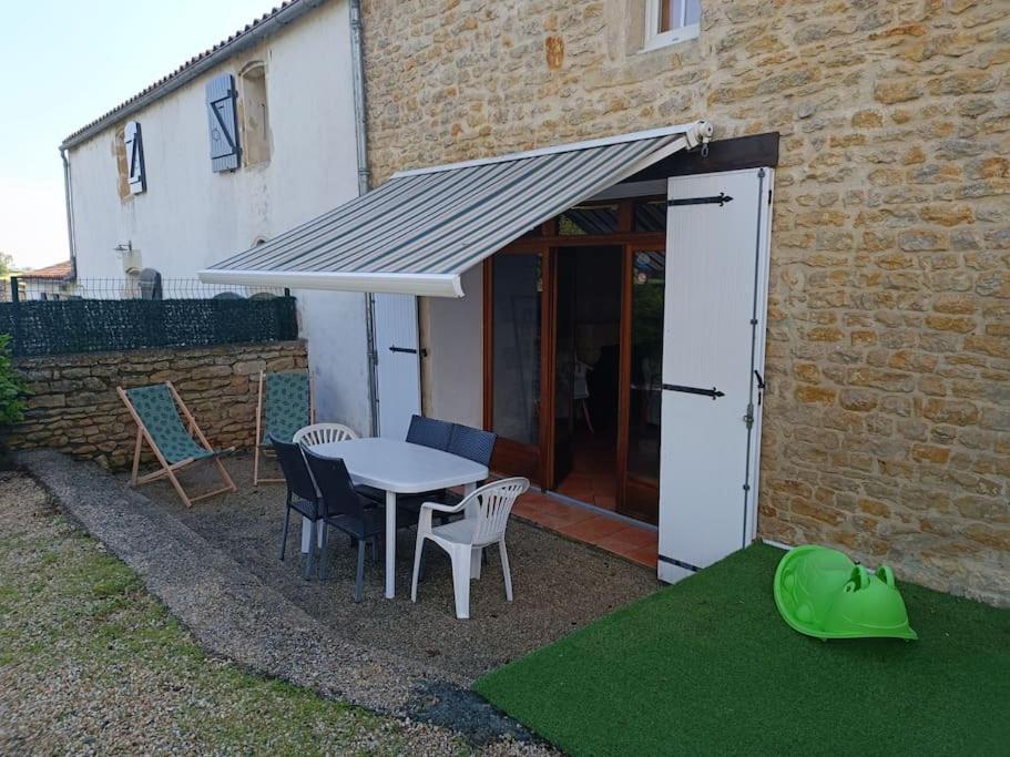 Charmante Maison En Pierres Sainte-Radegonde-des-Noyers Экстерьер фото