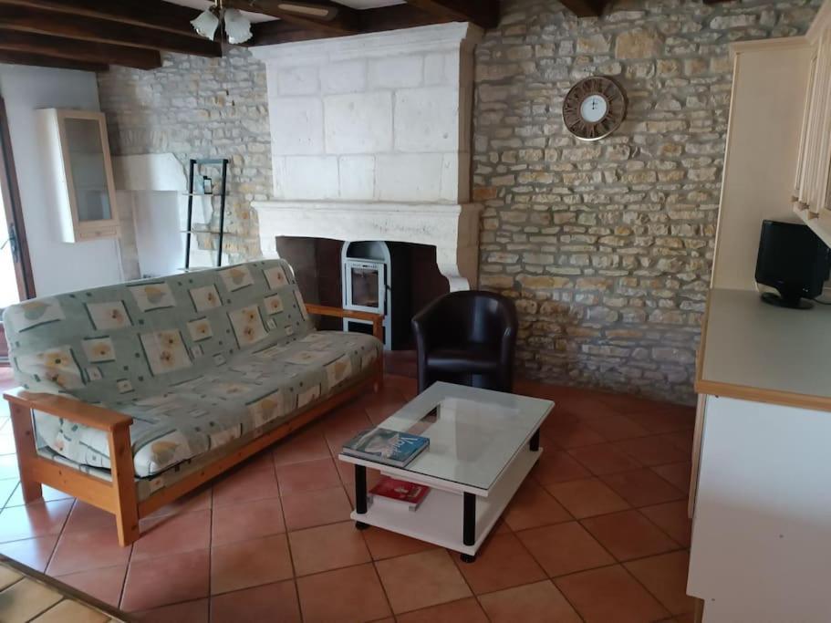 Charmante Maison En Pierres Sainte-Radegonde-des-Noyers Экстерьер фото