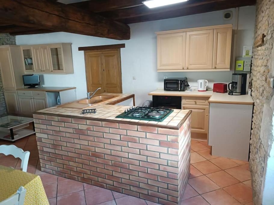Charmante Maison En Pierres Sainte-Radegonde-des-Noyers Экстерьер фото