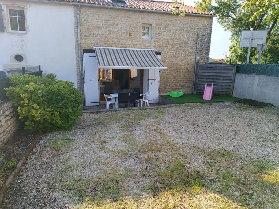 Charmante Maison En Pierres Sainte-Radegonde-des-Noyers Экстерьер фото